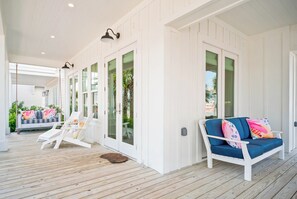 Terrace/patio - Colorful Retreat with Wraparound Porch, Near Pool and Lake (Port Aransas)