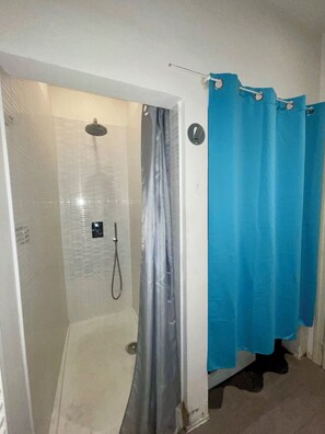 Dusche, Haartrockner, Bidet, Handtücher