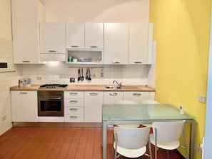 Microwave, stovetop, dishwasher - Ap.tment private enter and parking next tramway, 15 minutes walking from Rail St. (Firenze)