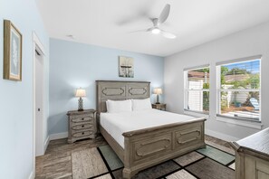 Hus, bassengutsikt | Skrivebord for bærbar PC, strykejern/-brett og wi-fi (inkludert)