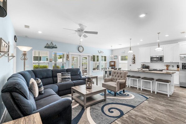 Living area - Beach House - Lazee Daze by PHG (Panama City Beach)