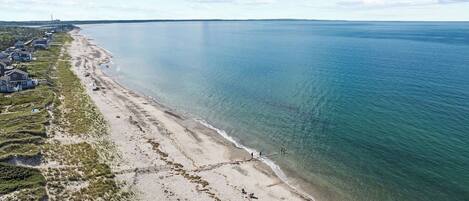 Plage à proximité, chaises longues, serviettes de plage