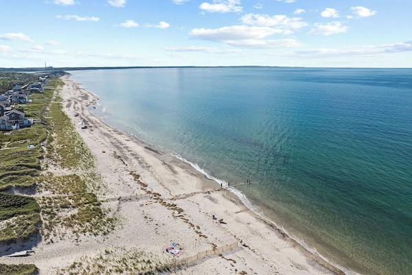 Beach nearby, sun loungers, beach towels