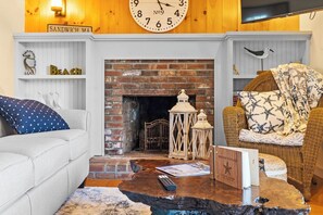 Smart TV, fireplace, books - Charming Seaside Cottage  Sleeps 9 with WiFi, AC, 2 Min Walk to a Private Beach (Sandwich)