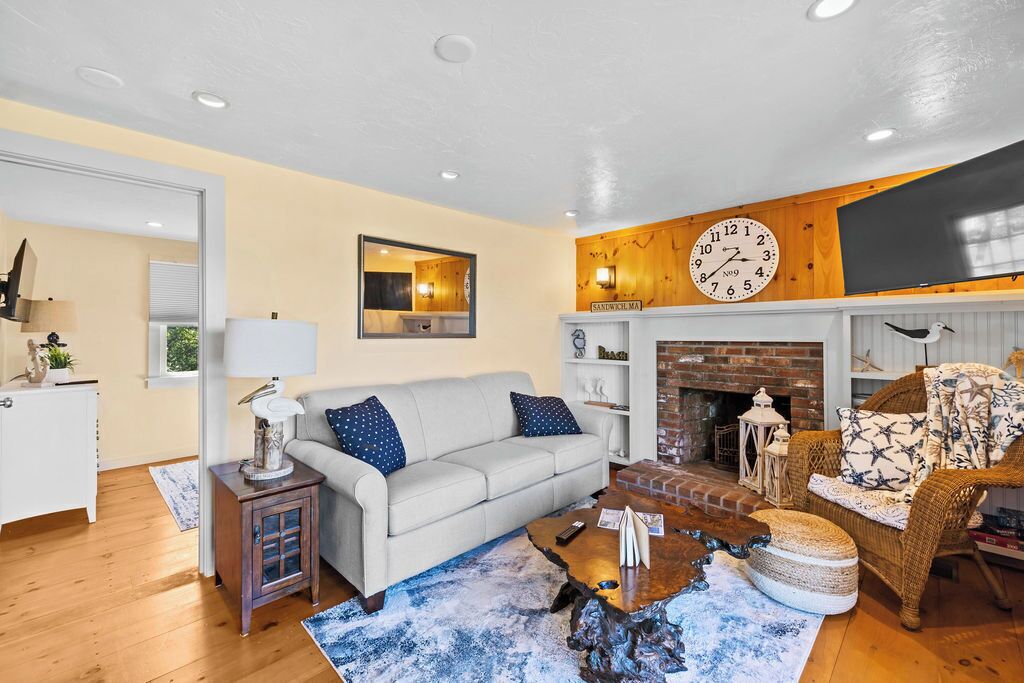 Een smart-tv, een open haard en boeken