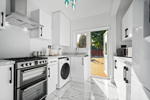 雪櫃、微波爐、焗爐、爐具