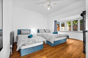 3 habitaciones, tabla de planchar con plancha y cuna de viaje 