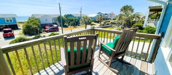 Ocean Views & Wagging Tails – Classic Beach Vibes Await