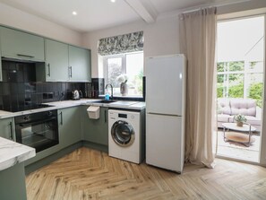 Cottage | Private kitchen | Dishwasher, cookware/dishes/utensils