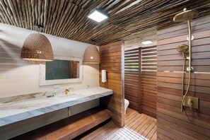 Regadera, toallas, jabón, papel de baño