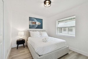 2 bedrooms, iron/ironing board, free WiFi, bed sheets - One Block from Gulf Shores | Treasure Island | John's Pass Boardwalk (Treasure Island)