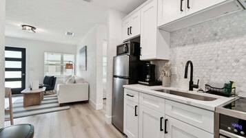 Geladeira, micro-ondas, fogão, cooktop