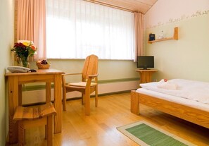 單人房, 花園景 | 書桌、手提電腦工作空間、遮光窗簾/窗簾、免費 Wi-Fi