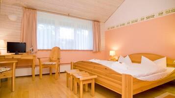 Escritorio, espacio para trabajar con laptop y cortinas blackout