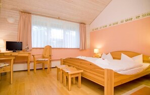 Desk, laptop workspace, blackout drapes, free WiFi - Hotel Haus Linden (Ostseebad Prerow)