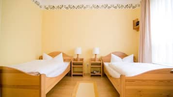Twin Room, Garden View | Desk, laptop workspace, blackout drapes, free WiFi