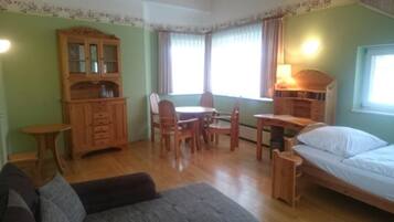 Suite Confort, vista al jardín | Área de sala de estar | Televisión