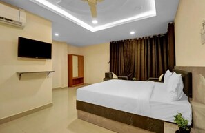 Een bureau, een laptopwerkplek, verduisterende gordijnen