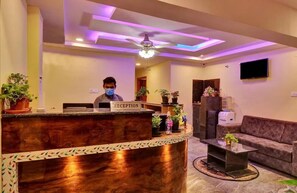 Een computerscherm en een printer