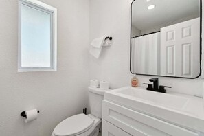 Een haardroger, handdoeken