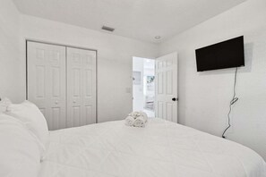 1 bedroom, iron/ironing board, free WiFi, bed sheets - Treasure Island Escape (Treasure Island)