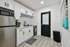 Kylskåp, mikrovågsugn, ugn och spishäll