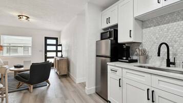 Coffee/tea maker, fridge, microwave, oven