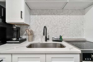 Kylskåp, mikrovågsugn, ugn och spishäll