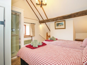 2 bedrooms, individually decorated, individually furnished, free WiFi - The Long House (Oswestry)