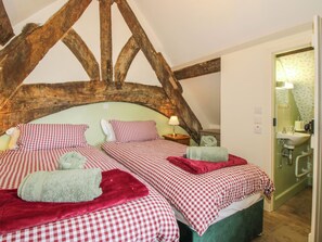 2 kamar tidur dan didekorasi berbeda-beda