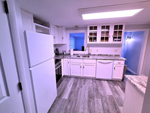 Cozy Ocean Breeze Retreat in a serene beach community in Groton, CT.