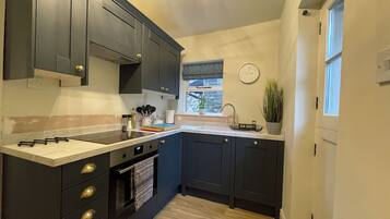 Cottage | Bếp riêng | Máy rửa bát, dụng cụ nấu nướng/bát dĩa/dao nĩa