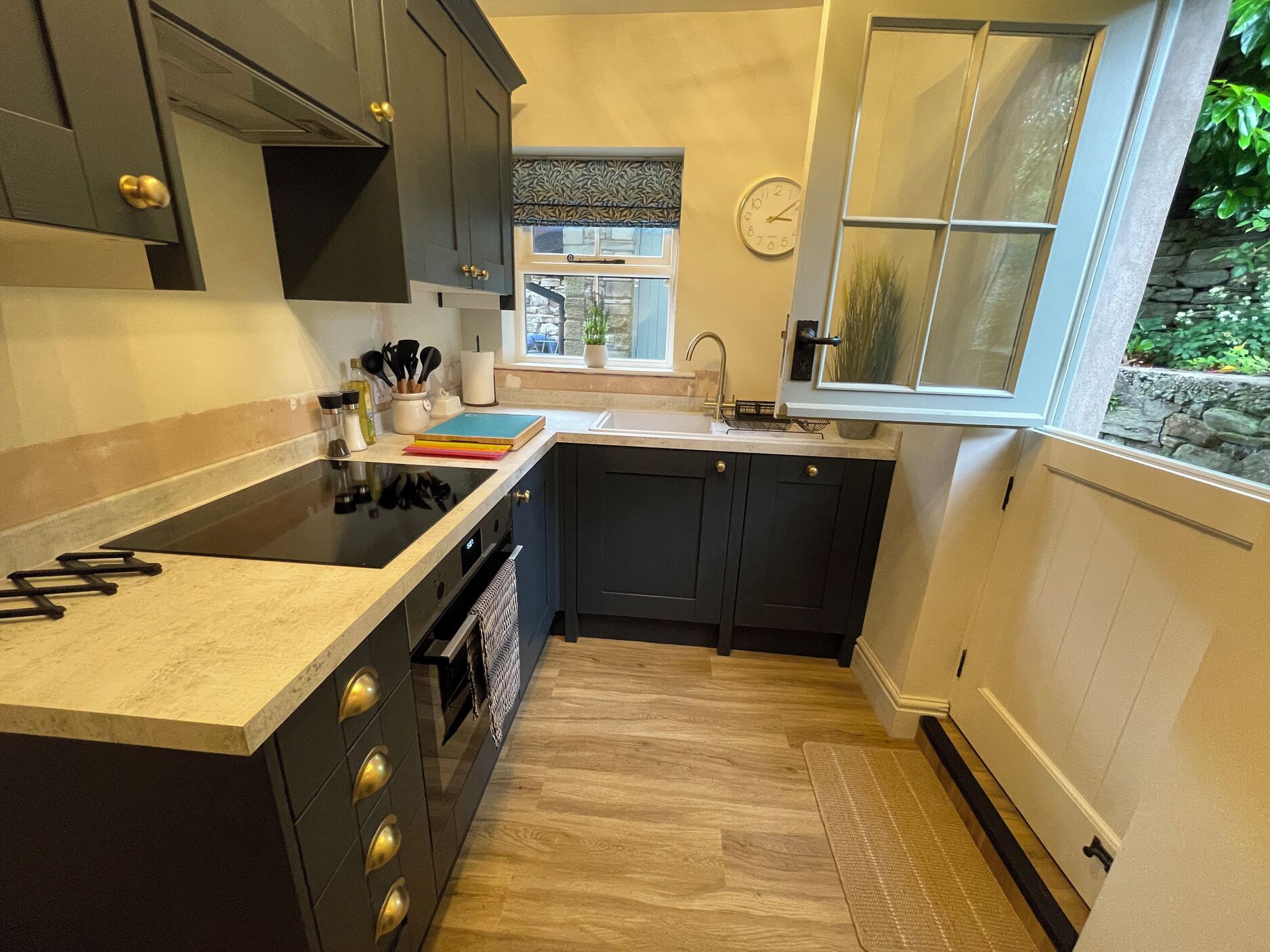 Cottage | Privékeuken | Een vaatwasser, kookgerei, borden en bestek