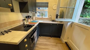 Cottage | Privékeuken | Een vaatwasser, kookgerei, borden en bestek