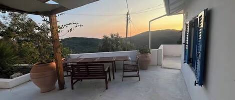 تناول الطعام بالخارج