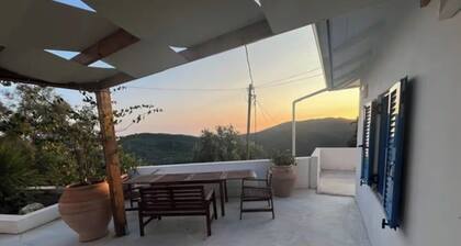 The White House Evgrious, Sleeps 4, Close to Beach