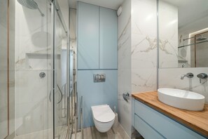 Lejlighed (150) | Badeværelse | Bruser, håndklæder