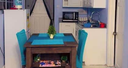 Charming 2-bedroom apartment located in Providence EBD with WiFi, AC