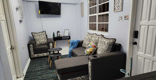 Charming 2-bedroom apartment located in Providence EBD with WiFi, AC