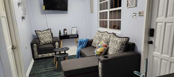 Charming 2-bedroom apartment located in Providence EBD with WiFi, AC