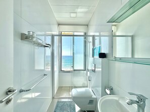 Vila Mewah, pemandangan laut | Kamar mandi | Shower, pengering rambut, handuk, dan sabun