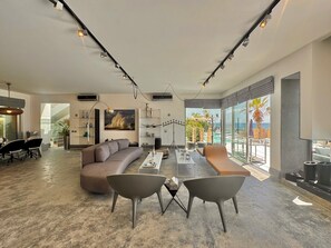 Luxury-Villa, Meerblick | Wohnbereich