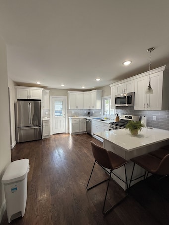 Fridge, microwave, oven, stovetop. NEW HOME 4 BedRoom APT 25 min to NYC & 10 min to EWR