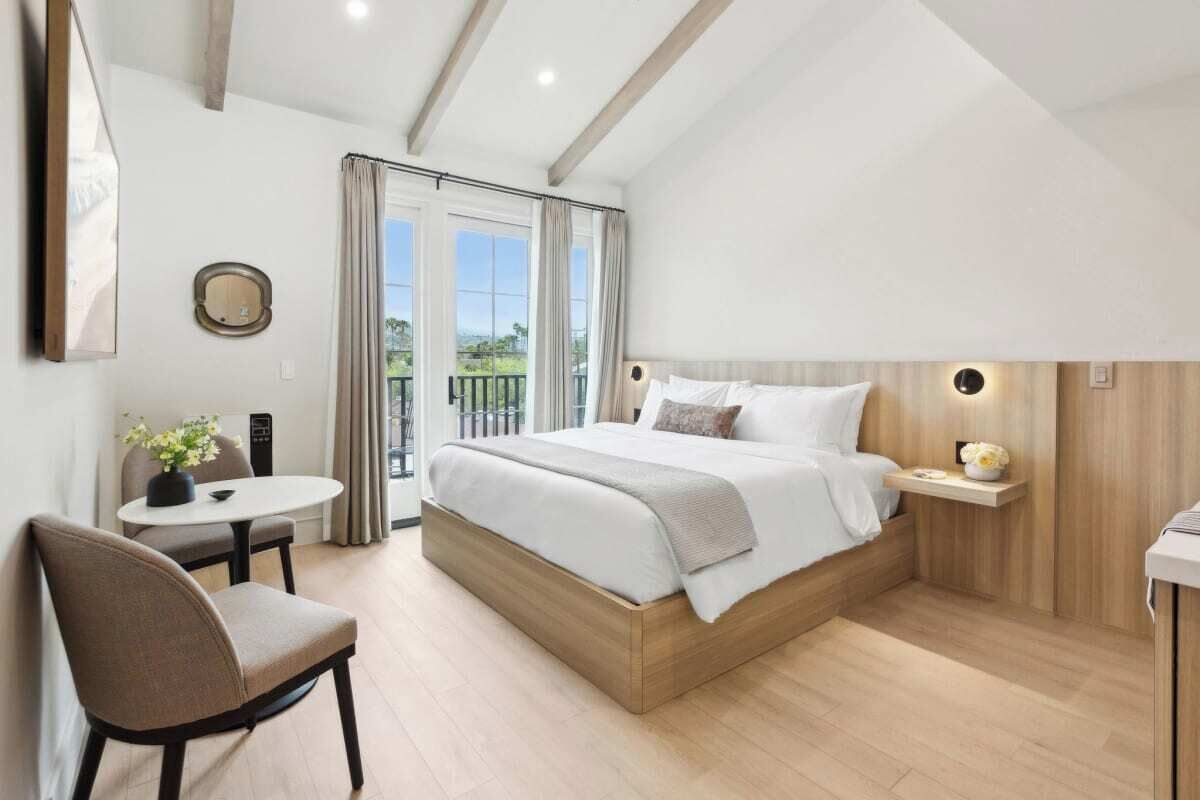 Iron/ironing board, travel crib, WiFi, bed sheets