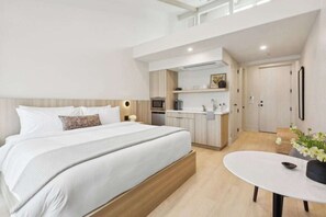 Tabla de planchar con plancha, cuna de viaje, wifi y ropa de cama 