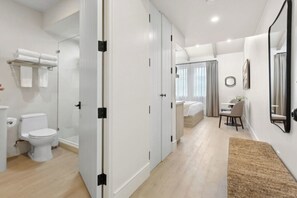 Shower, towels - Casa Riviera 22 - Boutique Suites (Santa Barbara)