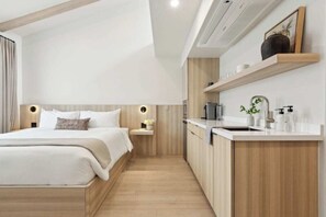 Iron/ironing board, travel crib, WiFi, bed sheets - Casa Riviera 24 - Boutique Suites (Santa Barbara)