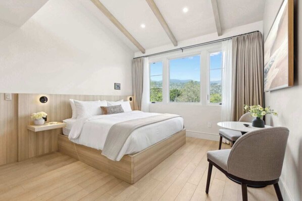 Tabla de planchar con plancha, cuna de viaje, wifi y ropa de cama 