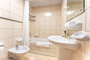 Sèche-cheveux, serviettes fournies, savon, shampoing