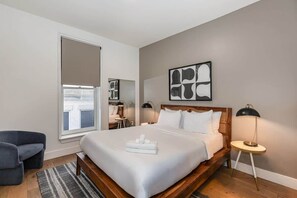4 habitaciones, escritorio y tabla de planchar con plancha 